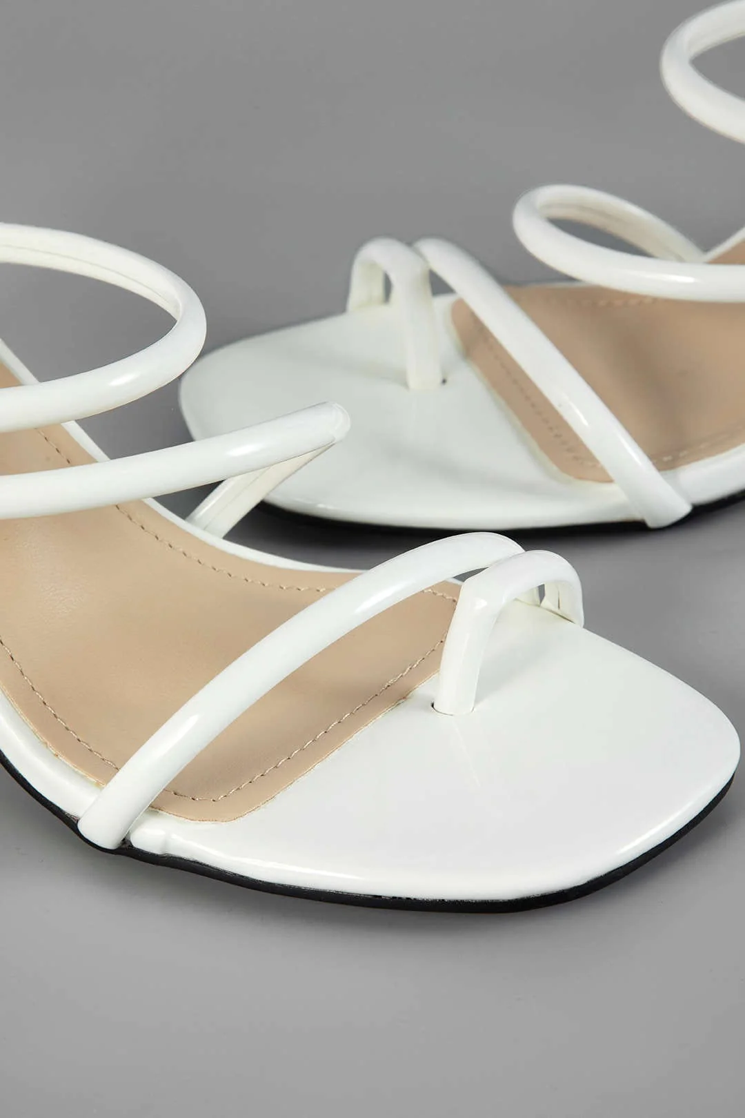 Elegante Sandaletten mit filigranen Riemen - Image 2