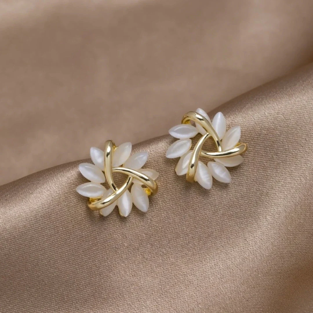 Elegante und Exquisite Kreisförmige Opalblüten-Ohrstecker in Gold - Image 2