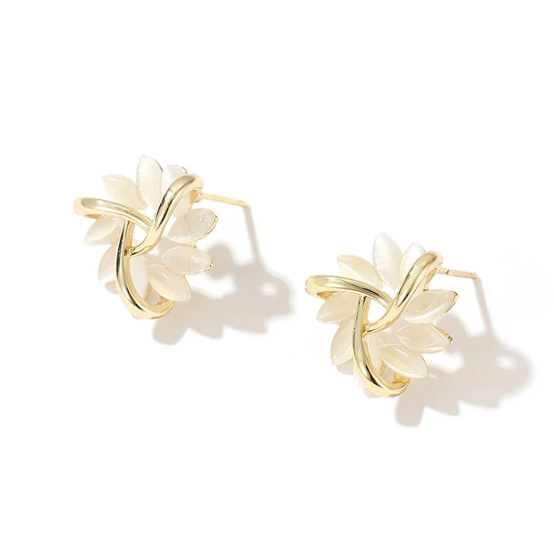 Elegante und Exquisite Kreisförmige Opalblüten-Ohrstecker in Gold - Image 3