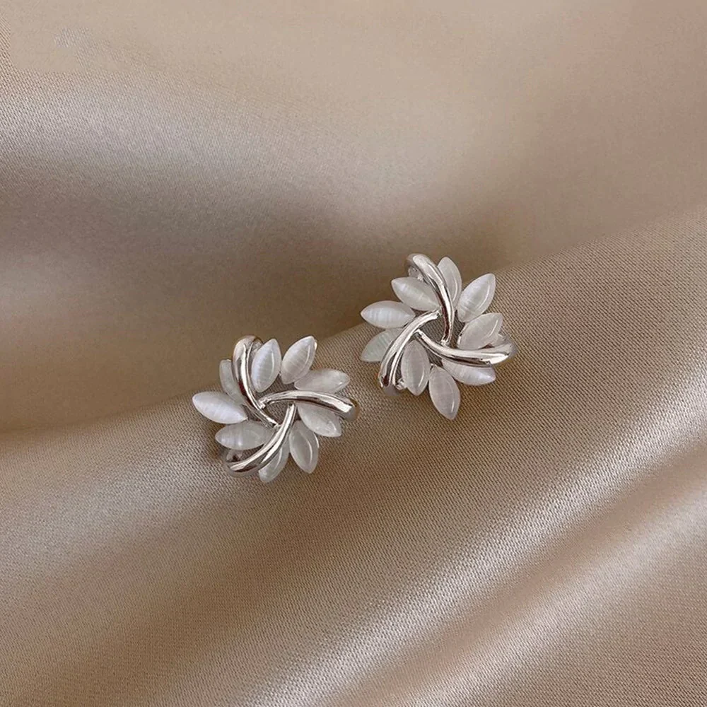 Elegante und Exquisite Kreisförmige Opalblüten-Ohrstecker in Gold - Image 5