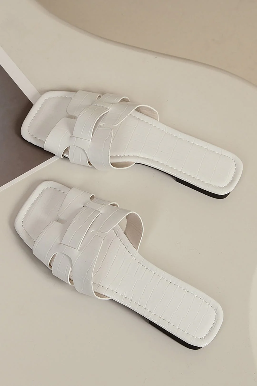 Elegante weiße Slides mit Kroko-Optik - Image 2