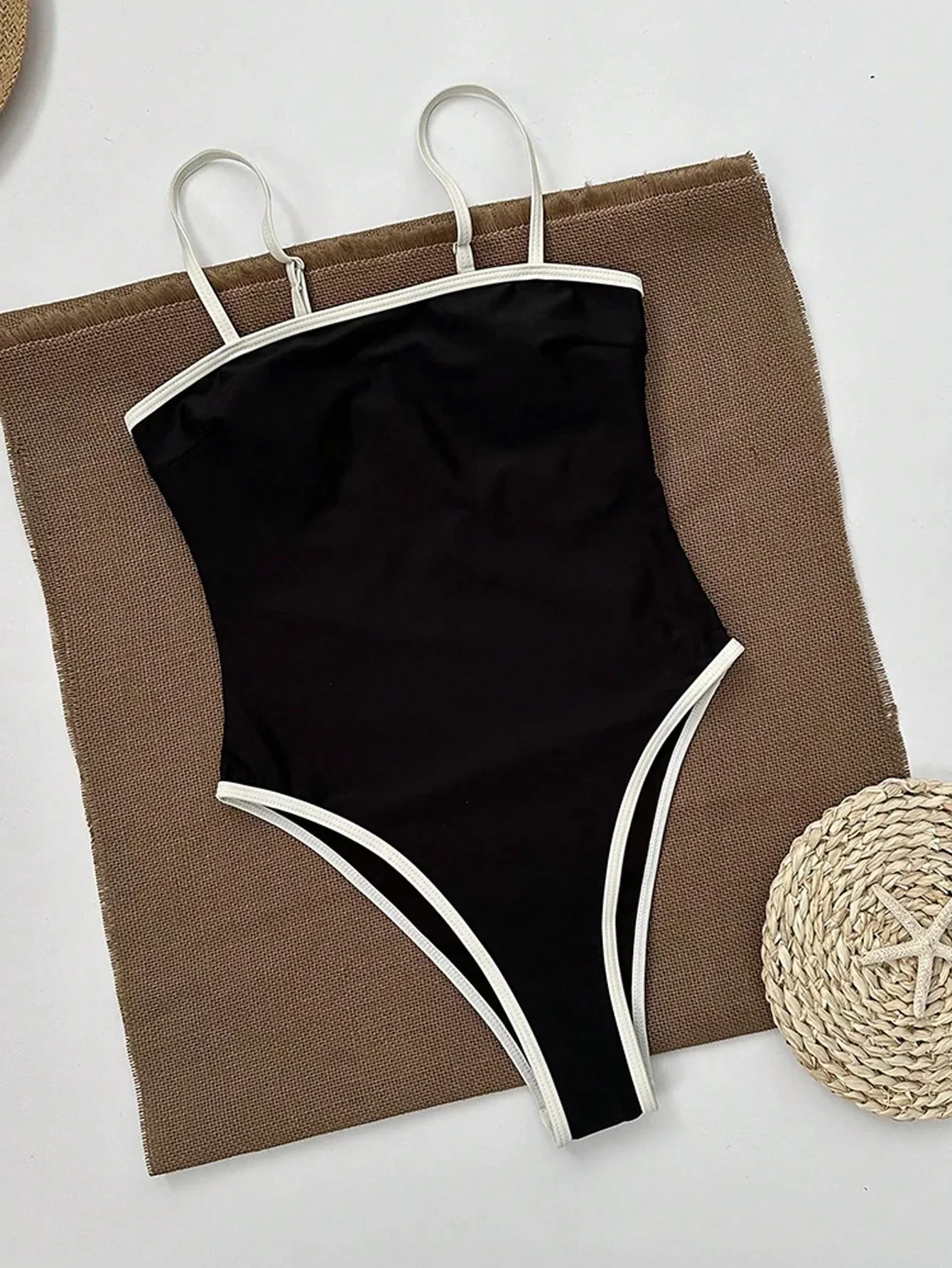 Eleganter Damen Badeanzug Schwarz – Einteiler mit hohem Beinausschnitt & stilvollen Kontrastdetails - Image 3