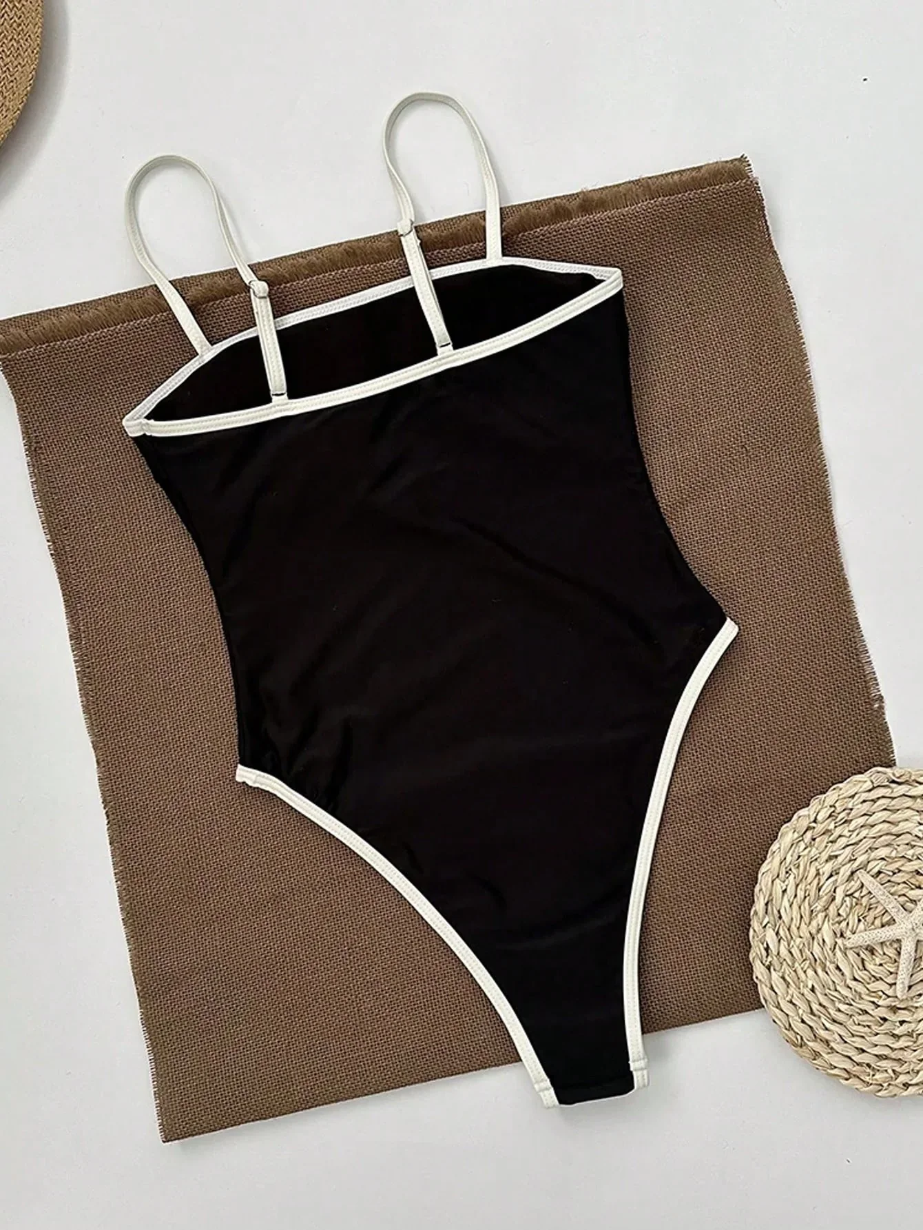 Eleganter Damen Badeanzug Schwarz – Einteiler mit hohem Beinausschnitt & stilvollen Kontrastdetails - Image 4