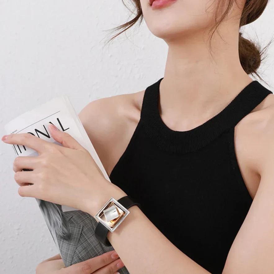 Elegantes Damen Magnetarmband aus Leder mit geometrischem Design - Image 4