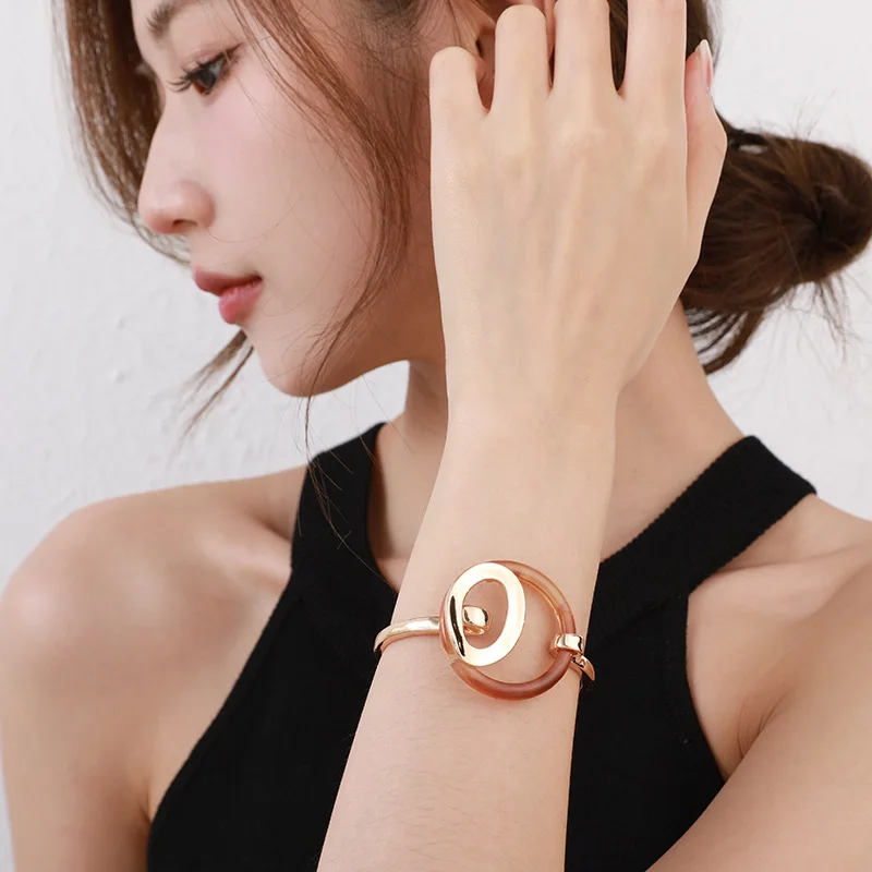 Elegantes Golden Damen Armreif mit Haken-Verschluss - Image 2