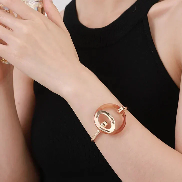 Elegantes Golden Damen Armreif mit Haken-Verschluss - Image 3
