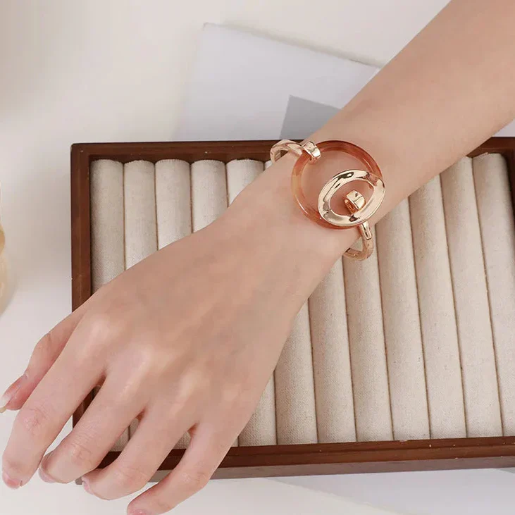 Elegantes Golden Damen Armreif mit Haken-Verschluss - Image 4