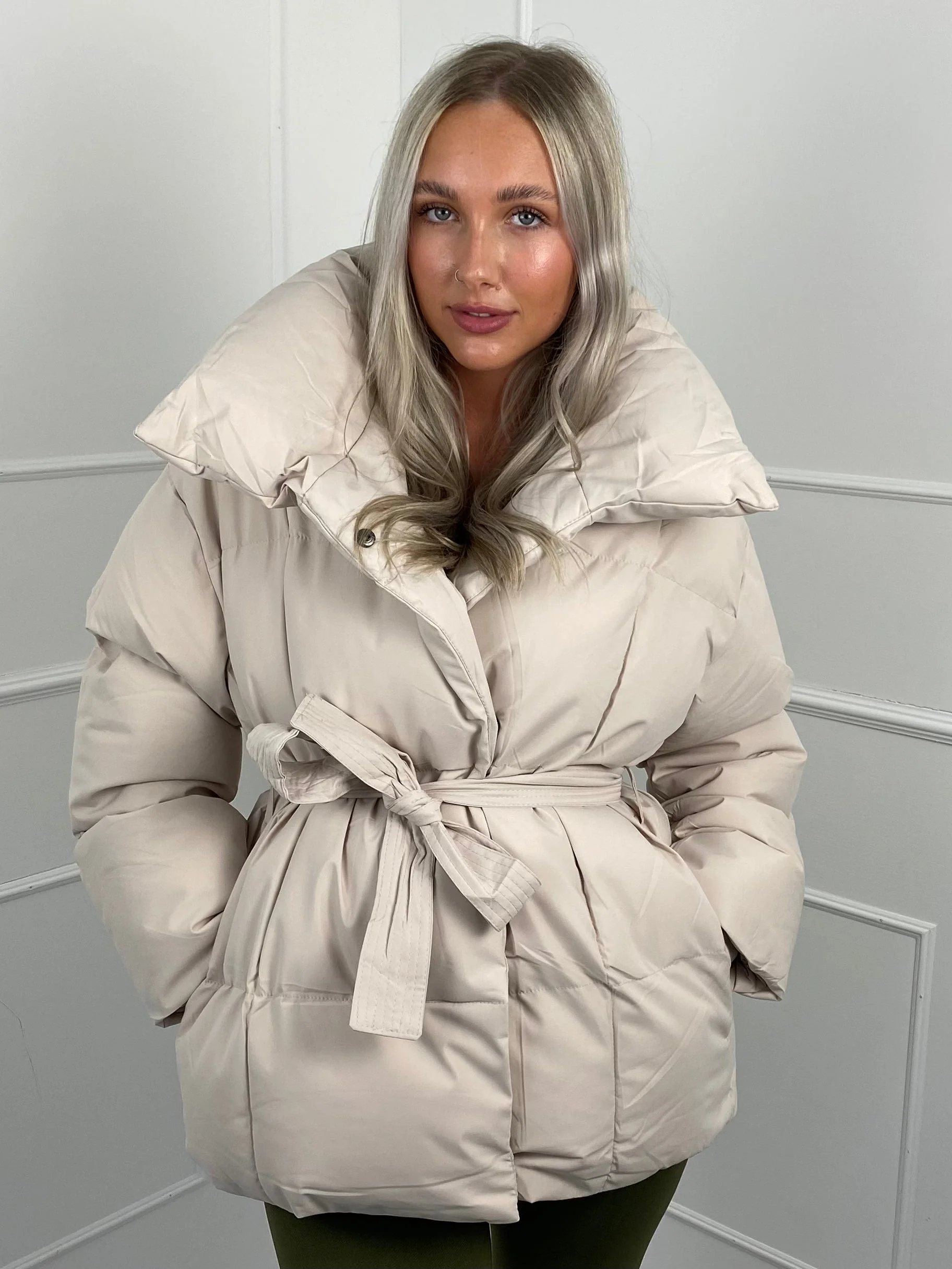 Elina™ | Gesteppte Kurzjacke mit Taillengürtel - Image 11