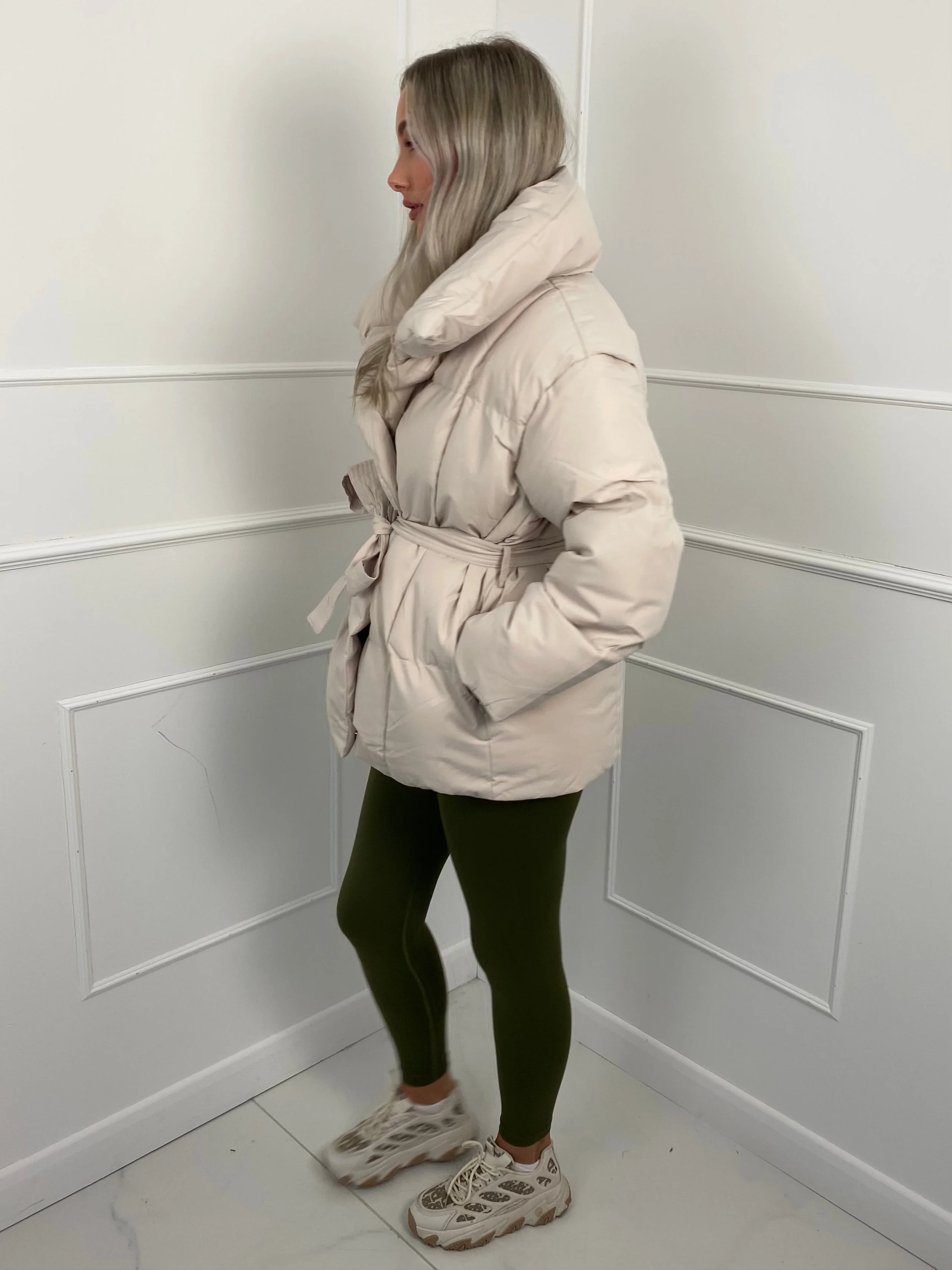 Elina™ | Gesteppte Kurzjacke mit Taillengürtel - Image 4