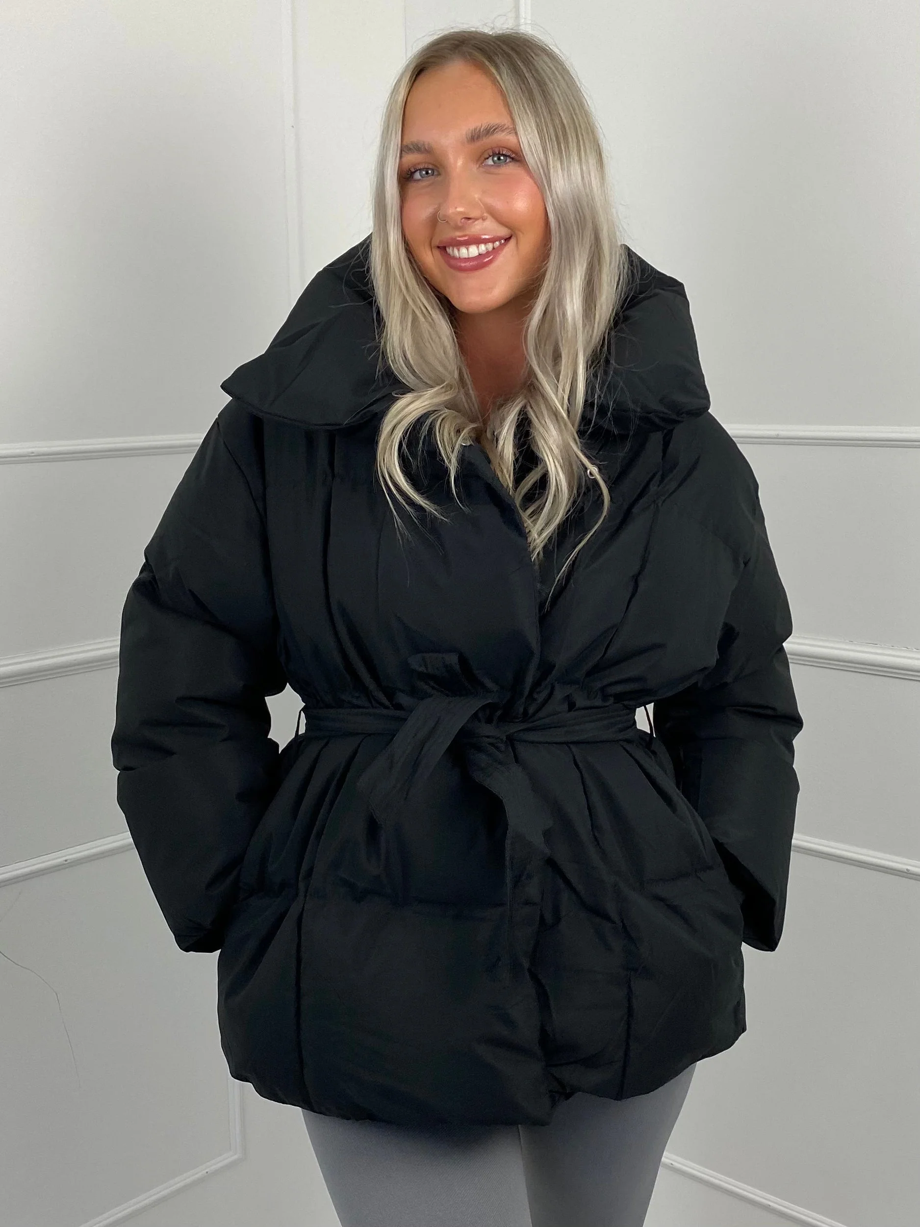 Elina™ | Gesteppte Kurzjacke mit Taillengürtel - Image 9