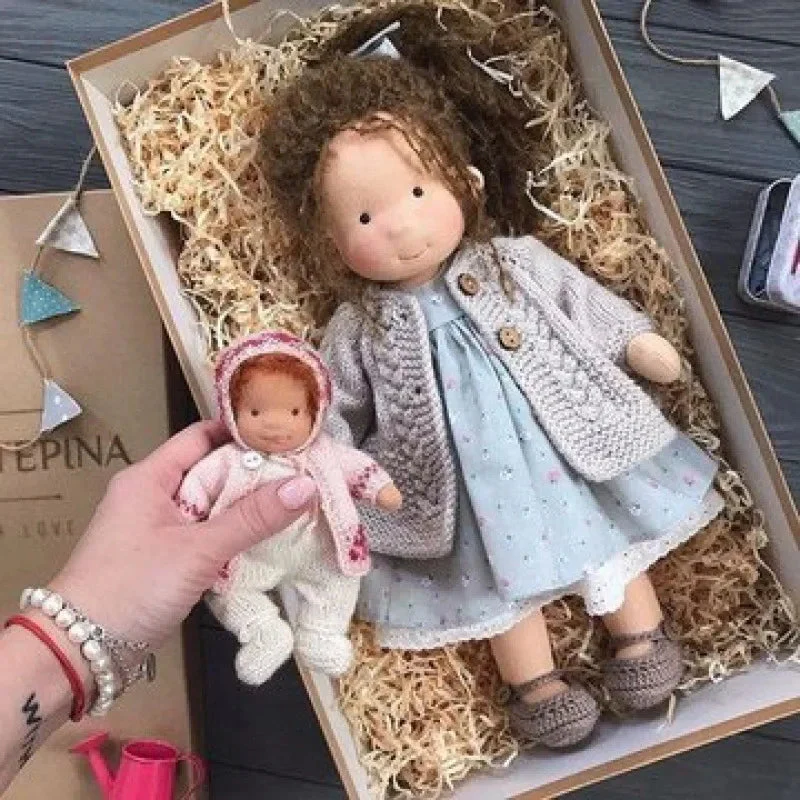 Elise | Handgefertigte Waldorf-Plüschpuppe – Weiches Baumwollspielzeug mit Stoffbox | Süß & Kuschelig | Für Kindergeburtstage & täglichen Spielspaß - Image 11