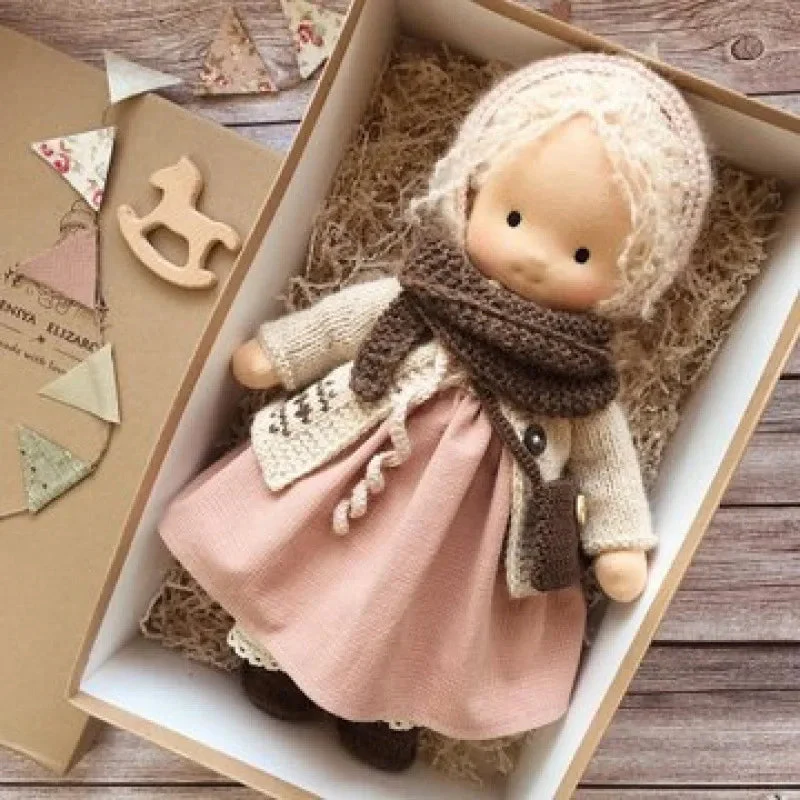 Elise | Handgefertigte Waldorf-Plüschpuppe – Weiches Baumwollspielzeug mit Stoffbox | Süß & Kuschelig | Für Kindergeburtstage & täglichen Spielspaß - Image 20