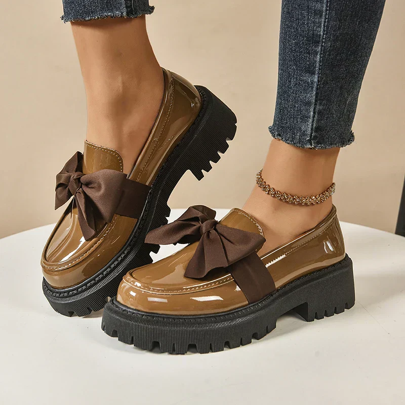 Eliza – Glänzende Plateau-Loafer - Image 22