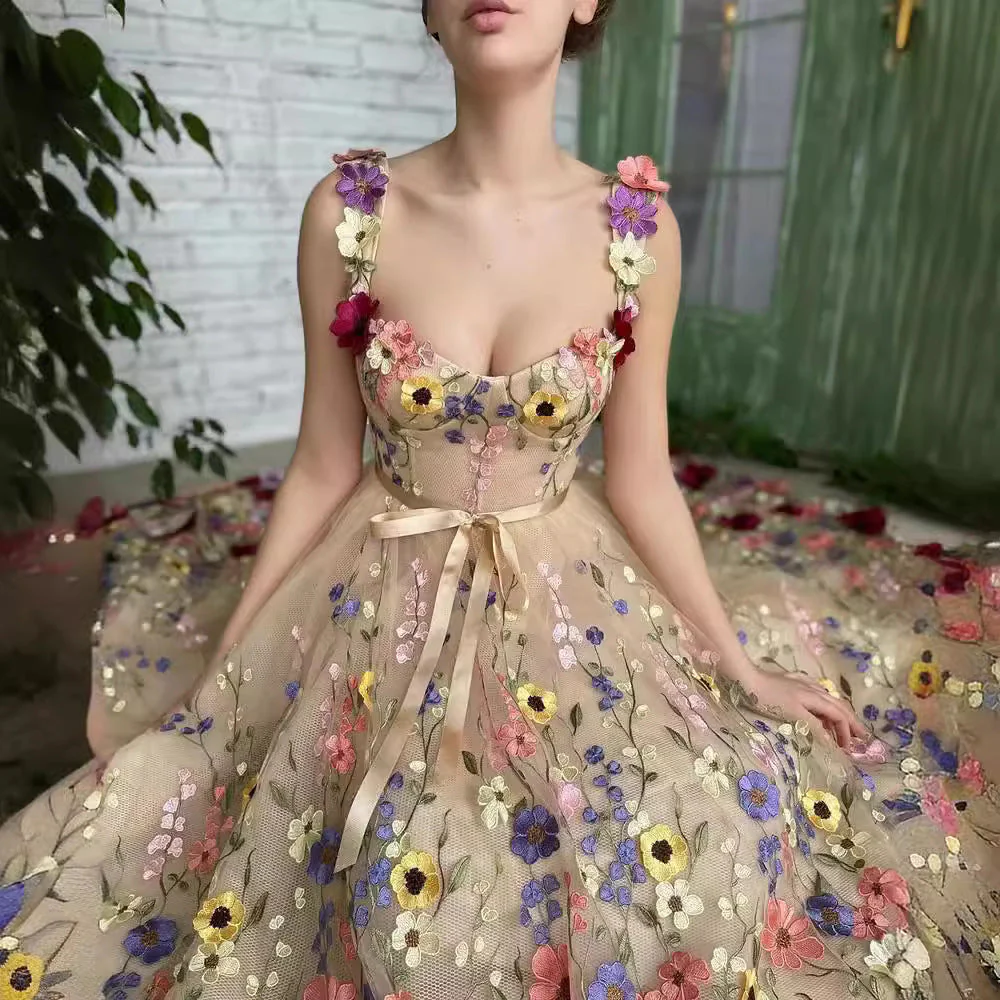 Ella- Damen Prunkvolles Abendkleid mit floralem Design - Image 2