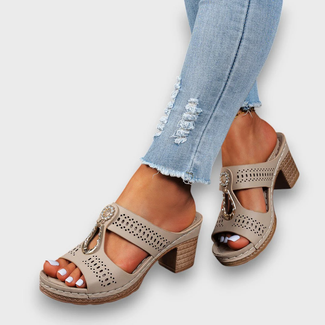 Elvanna – Elegante Sommerschuhe mit Schmuckdetail