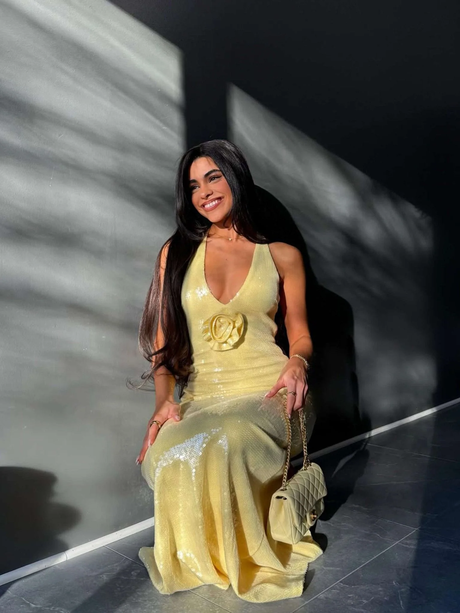 Elvia | Pailletten-Maxikleid Mit V-Ausschnitt - Image 3