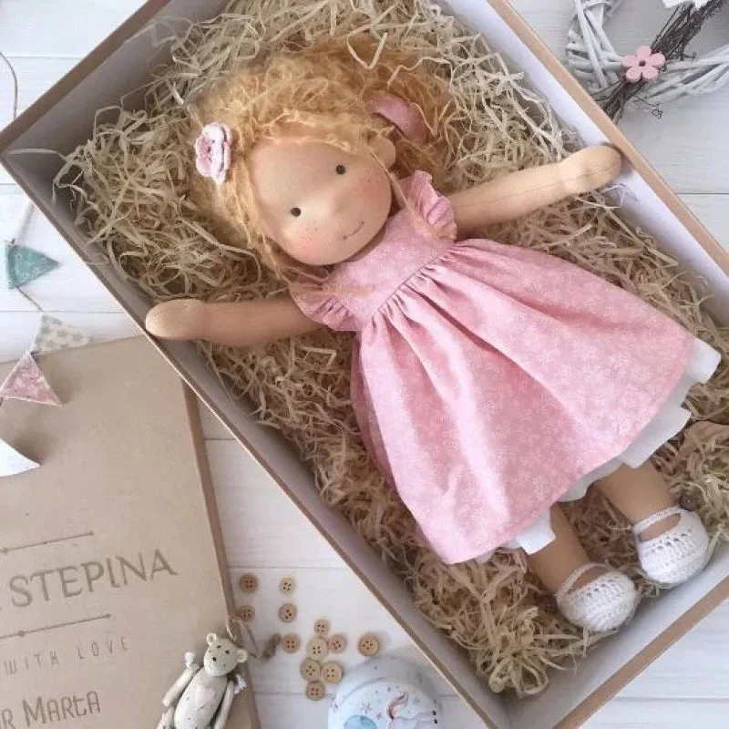 Emma | Handgefertigte Plüschpuppe aus Baumwolle – Waldorf-Kuscheltier mit Stoffbox | Niedlich & kuschelig | Für Kindergeburtstage & Spielspaß im Alltag - Image 18