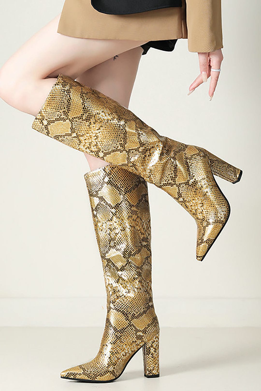 Eve | Goldene Stiefel mit Schlangenleder-Optik – Ein eleganter Hingucker - Image 4