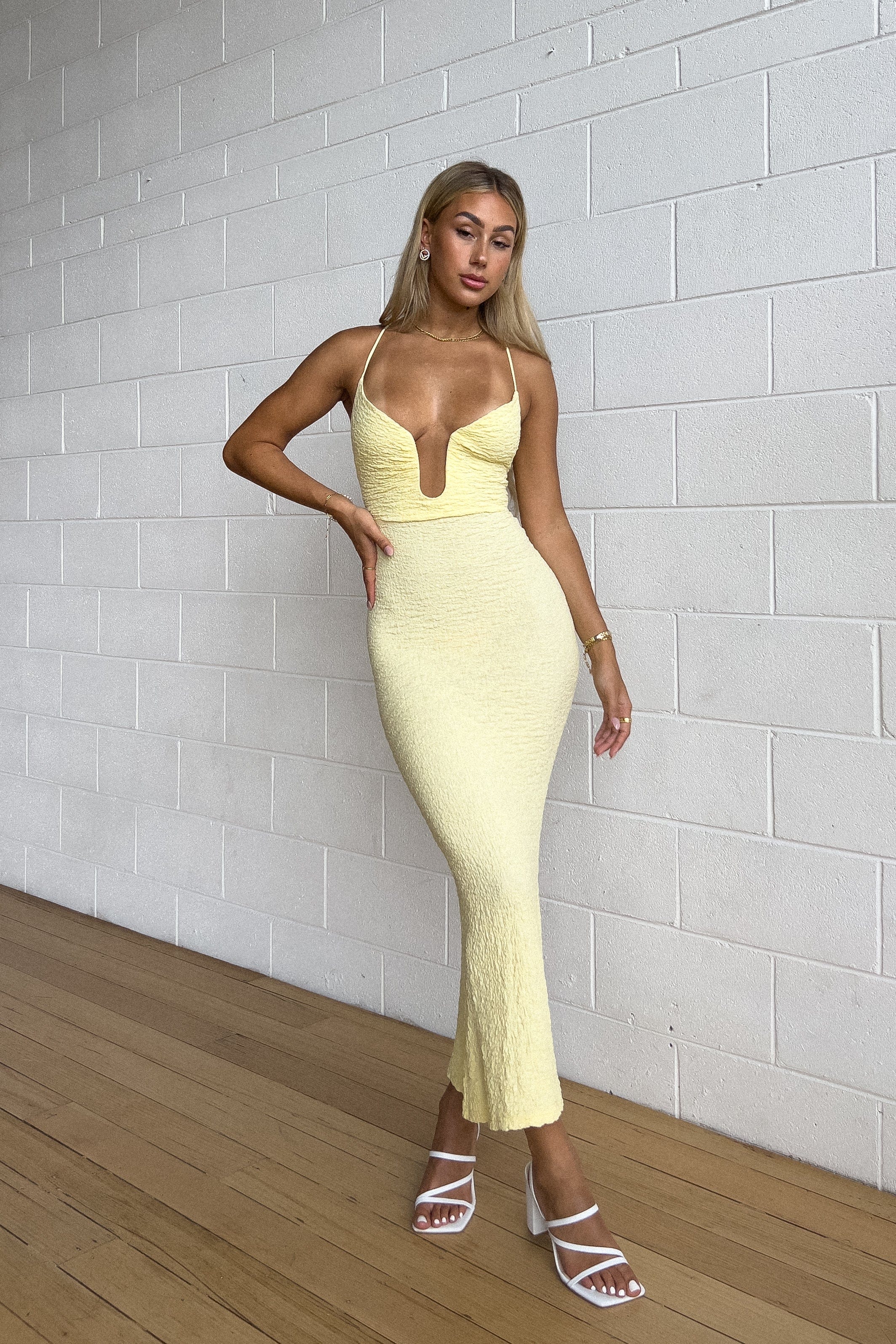 Fernanda | Figurbetontes Abendkleid mit Plunge-Ausschnitt - Image 5
