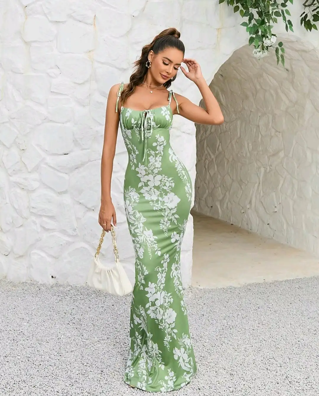 Figurbetontes Maxikleid mit Blumenmuster und Schleifendetails – femininer Sommertraum - Image 4