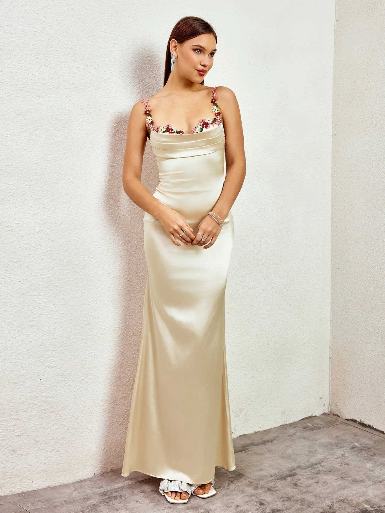 Flora | Satin Maxikleid für den Abend - Image 12