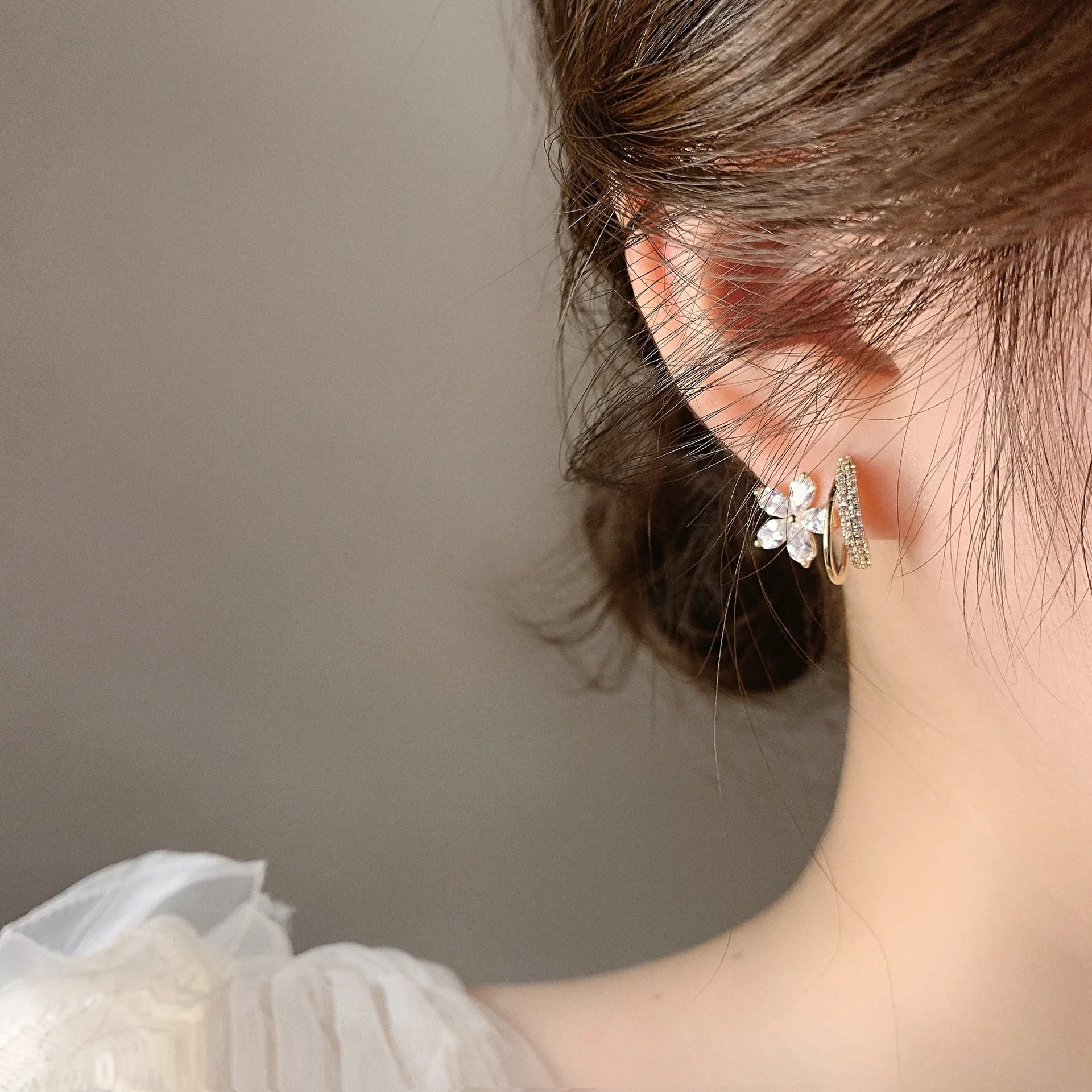 Florelle – Florale Ohrringe mit funkelndem Detail - Image 4