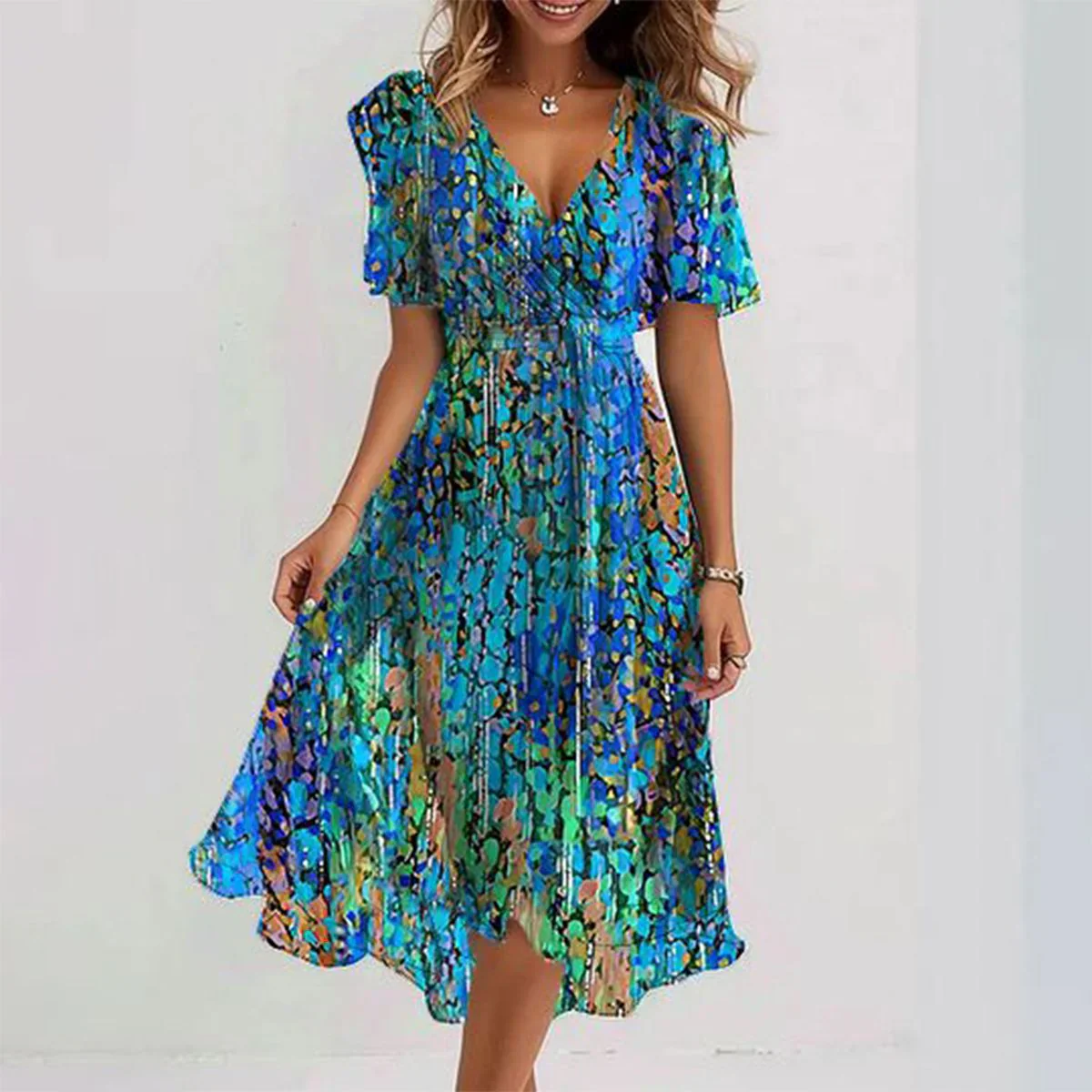 Frenna - Lebendiges Midikleid mit abstraktem Druck und V-Ausschnitt - Image 2