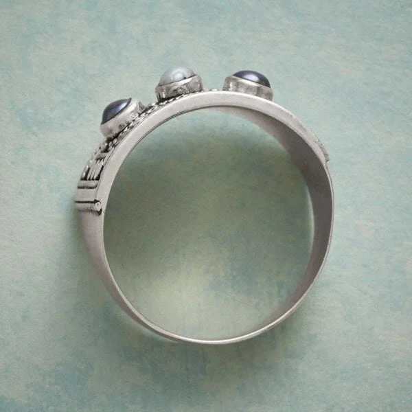 Geometrischer Ring mit geschnitzter Perle und drei Steinen - Image 2