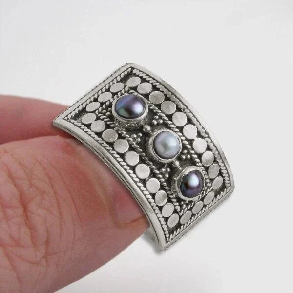 Geometrischer Ring mit geschnitzter Perle und drei Steinen - Image 3