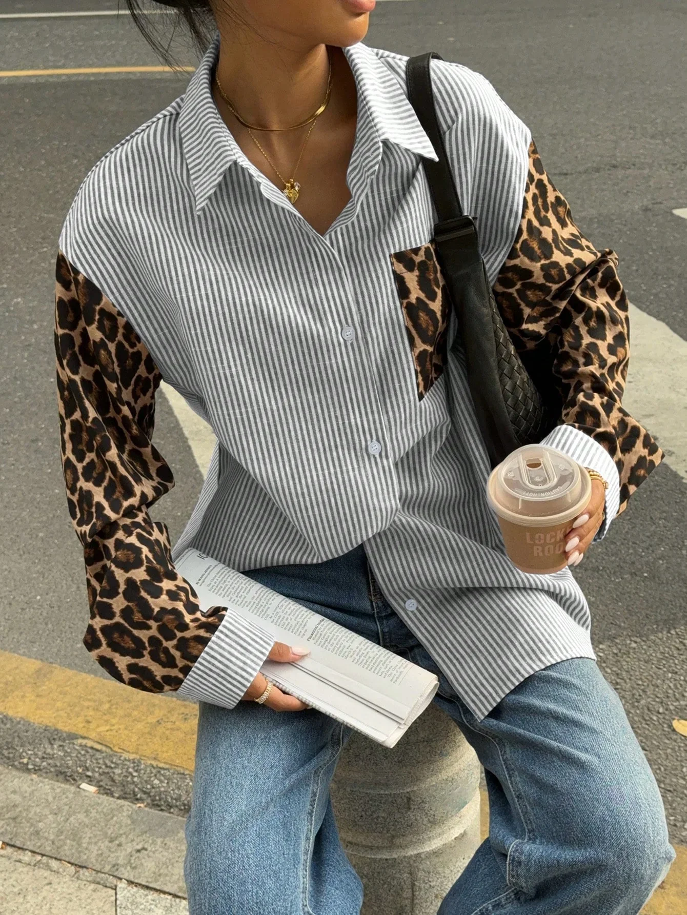 Gestreifte Damenbluse mit Leo-Details – Auffällig, Lässig & Streetstyle-ready - Image 2