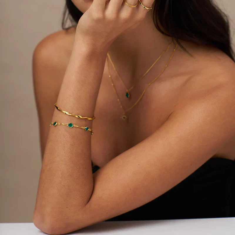 Goldenes Armband mit Smaragd-Link-Kette