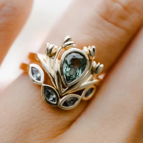 Goldring mit grünlichen Vintage-Kristallen