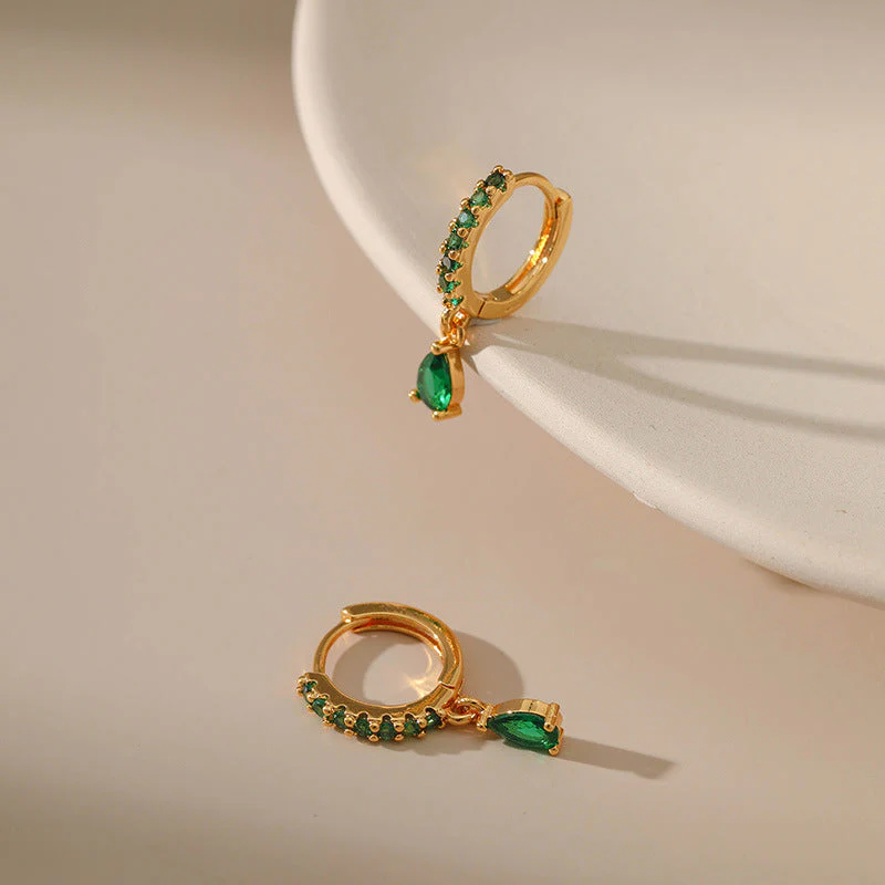 Grüne Zirkonia-Ohrringe in Gold - Image 2