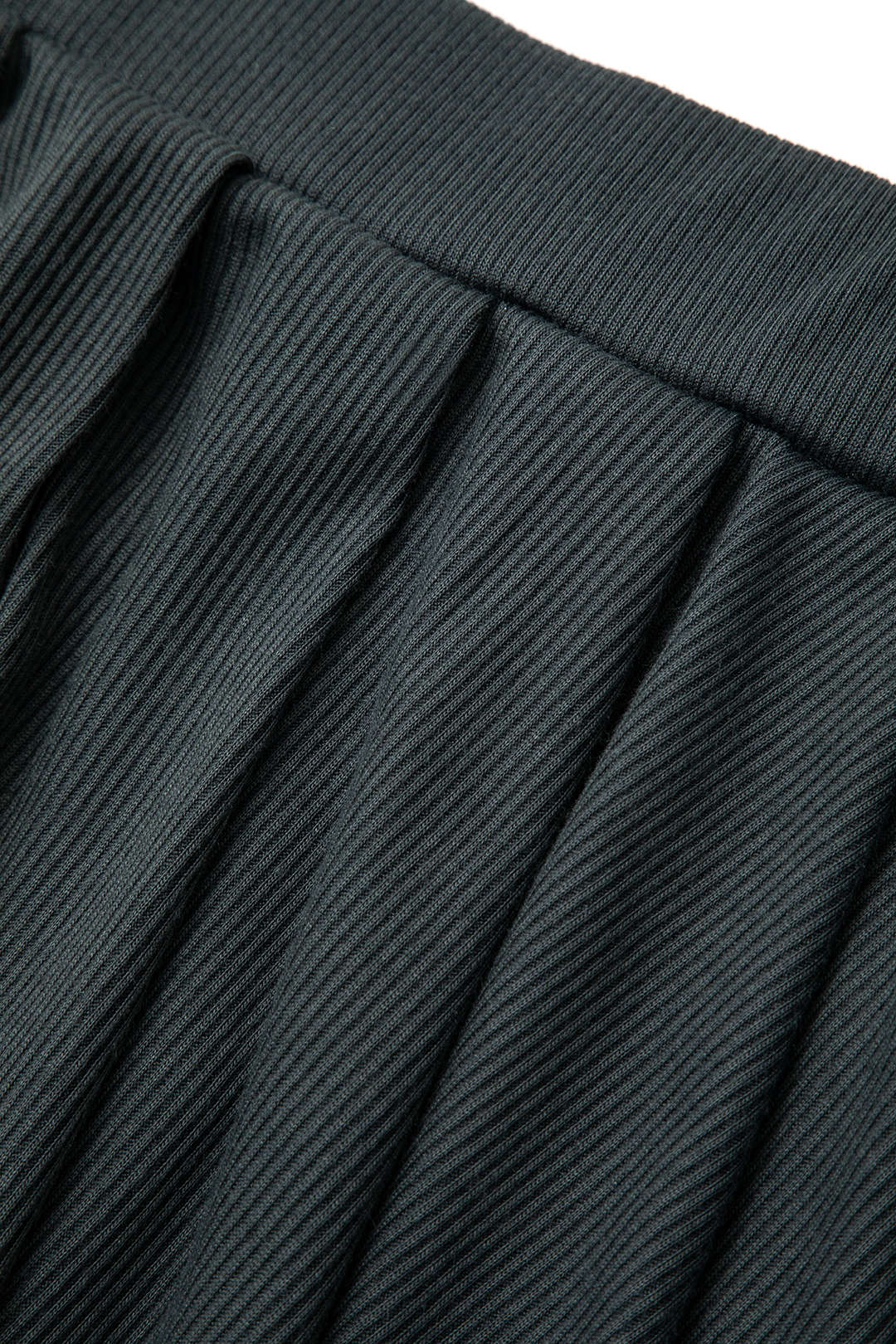 Ina | Sportliches Zweiteiler-Set mit Zip-Jacke & Plissee-Rock - Image 5