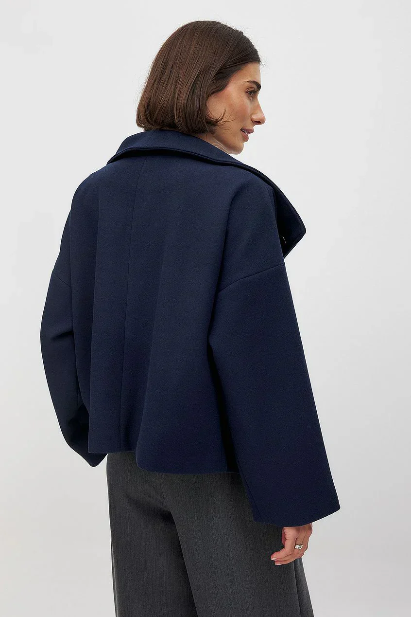 Inés – Damen Kurzjacke Mit Breitem Revers - Image 2