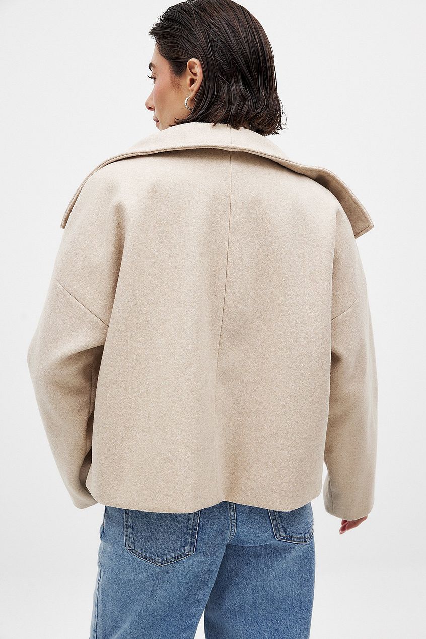 Inés – Damen Kurzjacke Mit Breitem Revers - Image 4