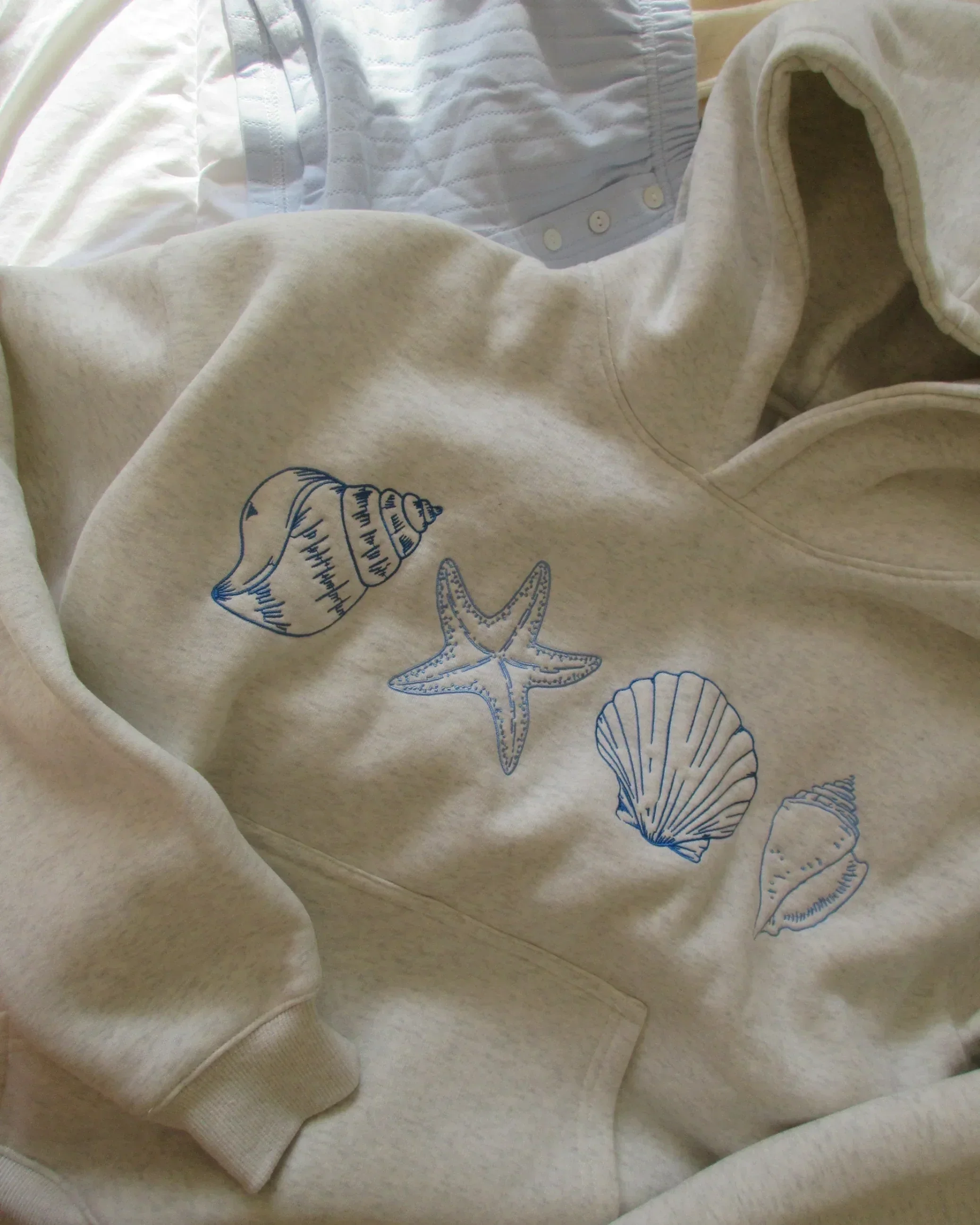 Isla – Lässiger Hoodie mit Muschel-Print Damen - Image 2