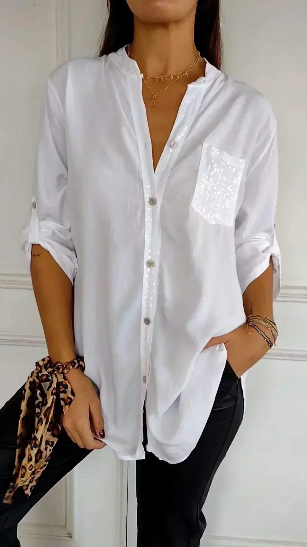 Jasmine | Elegantes V-Ausschnitt-Shirt mit funkelnden Pailletten für Damen - Image 2