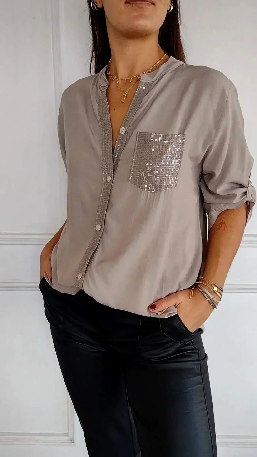 Jasmine | Elegantes V-Ausschnitt-Shirt mit funkelnden Pailletten für Damen - Image 3