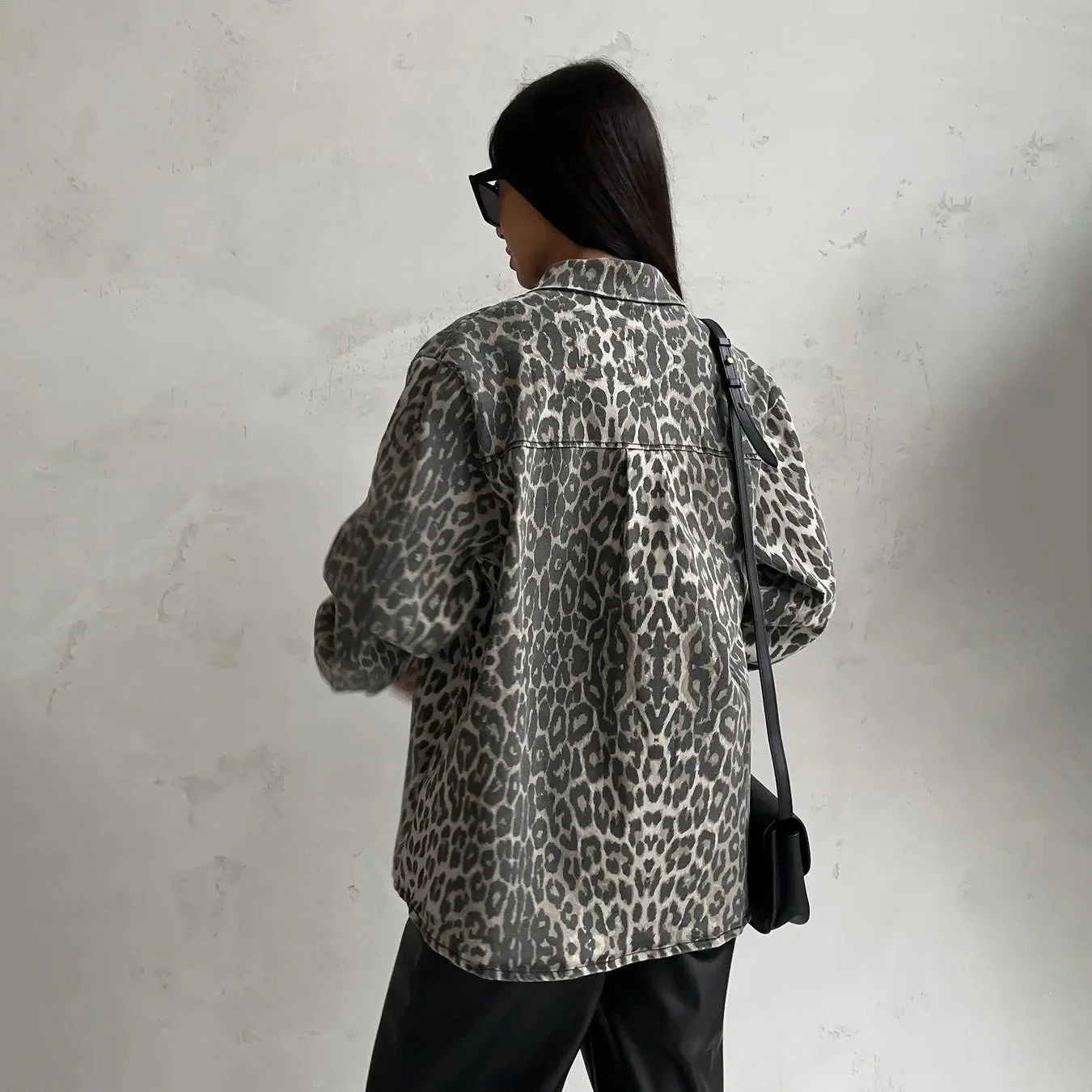 Jeansjacke mit Leopardenmuster für Damen - Image 2