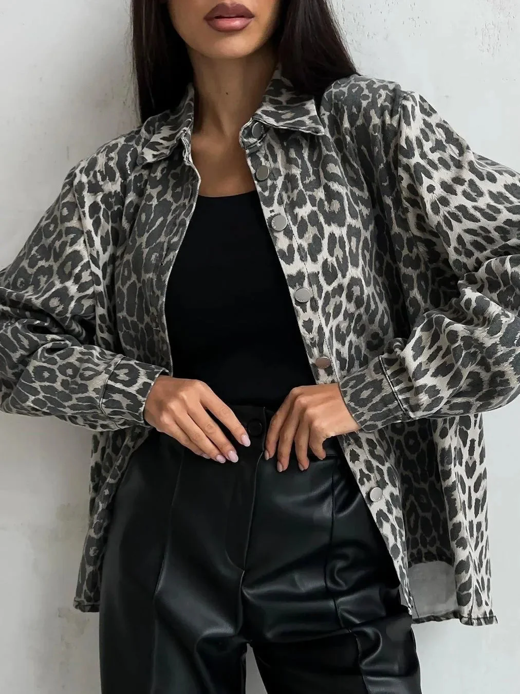 Jeansjacke mit Leopardenmuster für Damen - Image 5