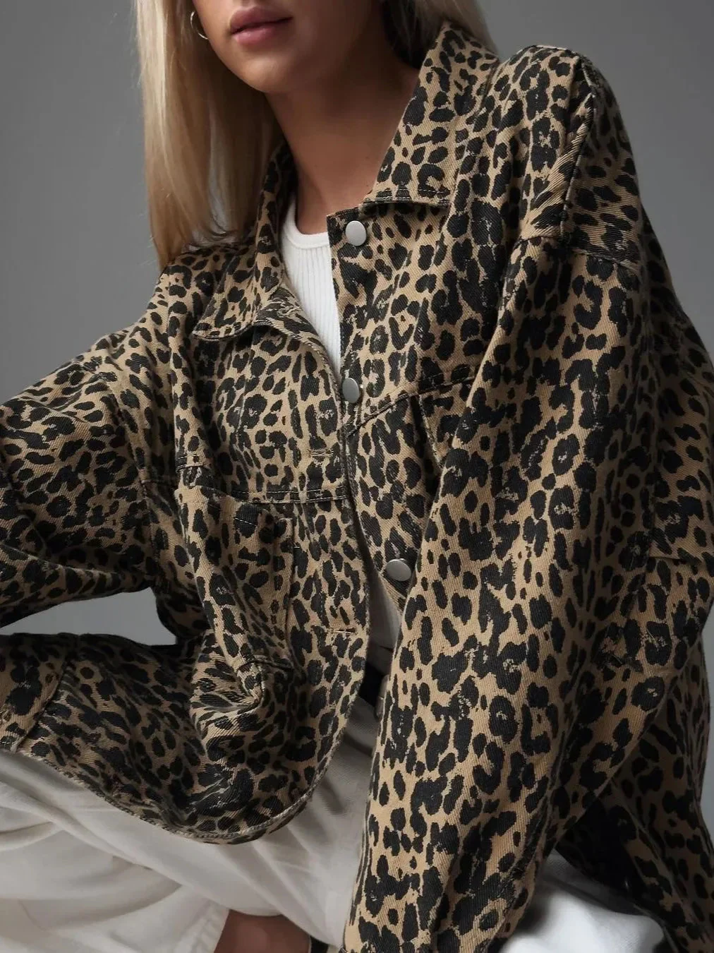 Jeansjacke mit Leopardenmuster für Damen - Image 6