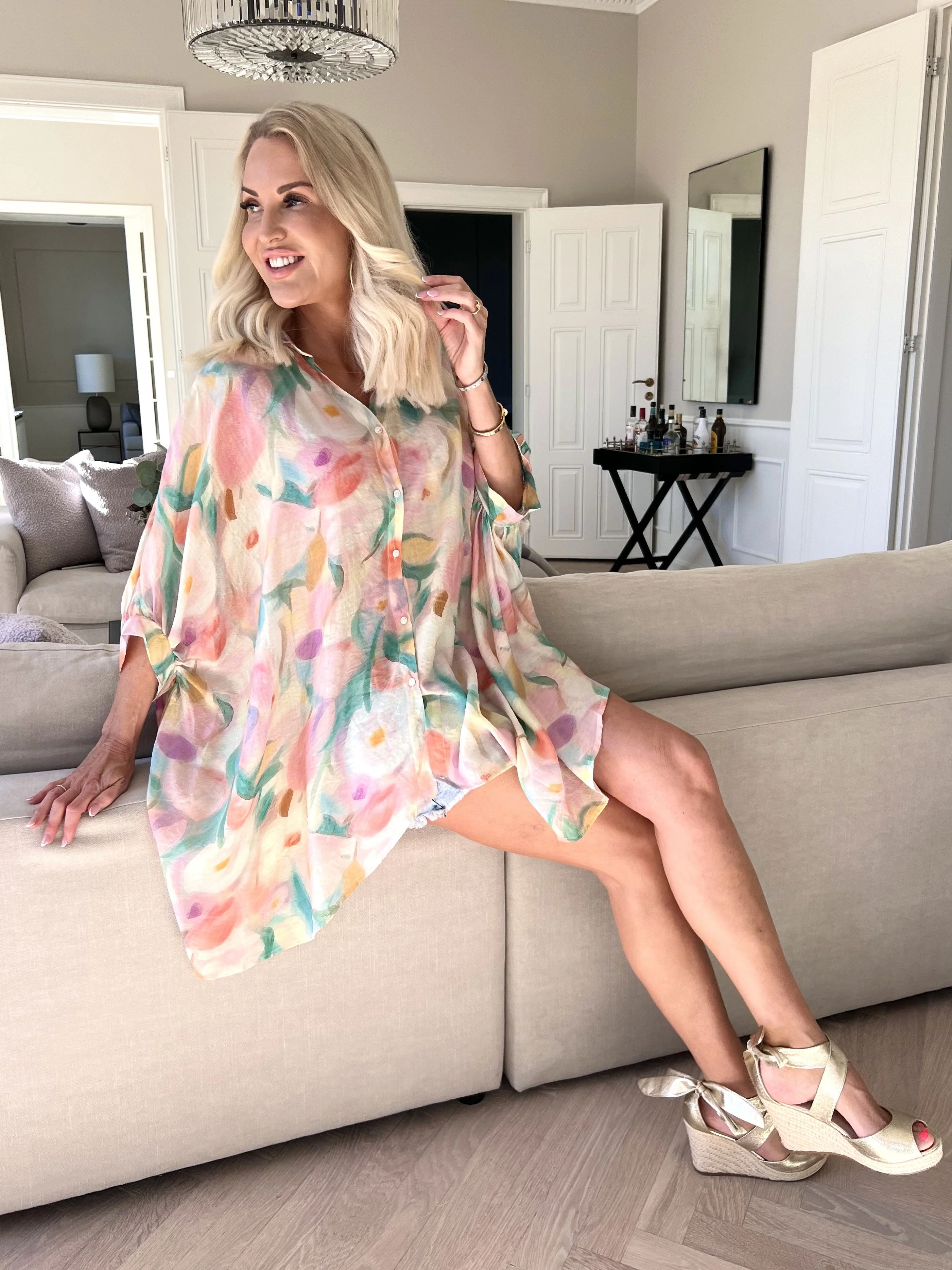 Jessa - Flatterhafte Tunika mit abstrakter floraler Eleganz - Image 3