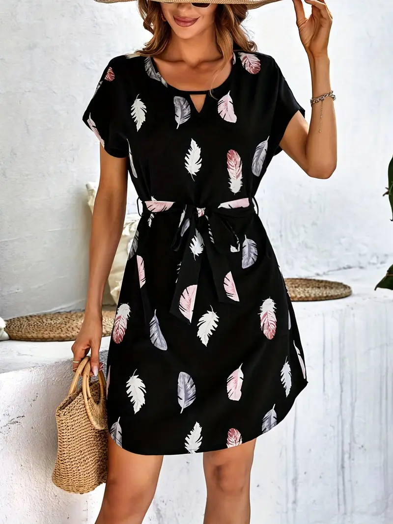 Jodi – Schwarzes Minikleid mit Federprint und Gürtel - Image 2