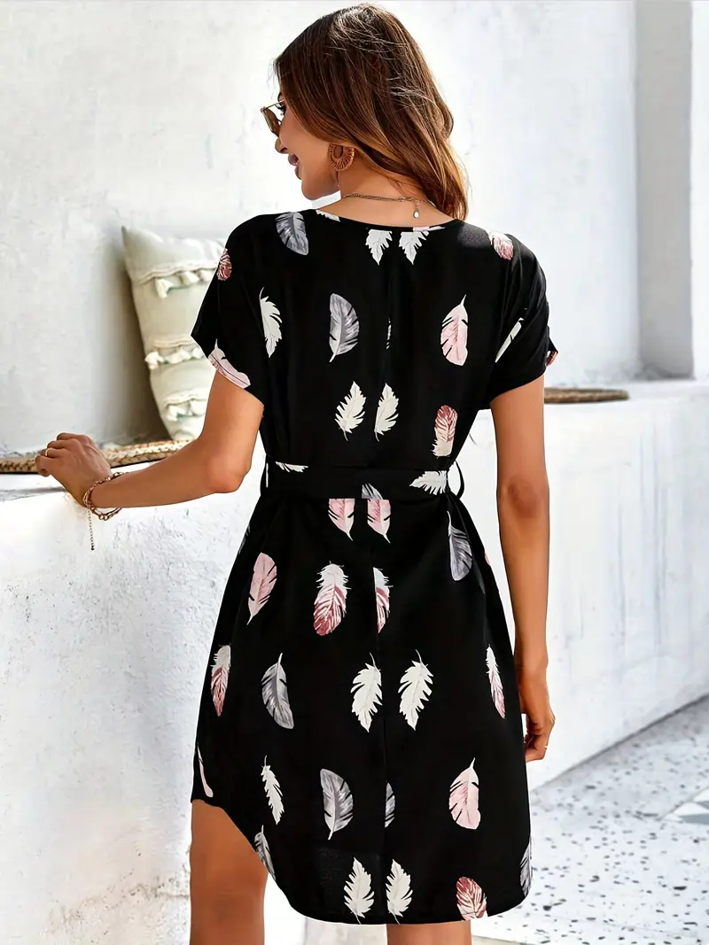 Jodi – Schwarzes Minikleid mit Federprint und Gürtel - Image 3