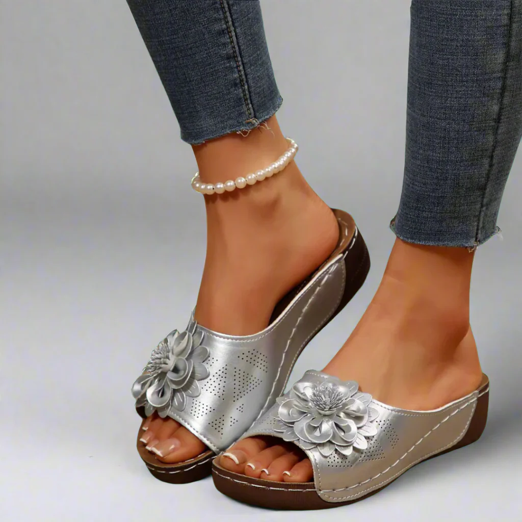 Jolanda | Elegante orthopädische Sandalen mit floralem Muster - Image 3