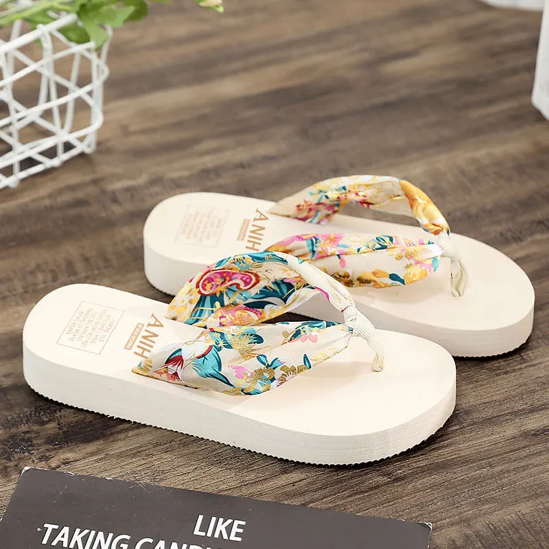 Kaelis – Boho-Flip-Flops mit floralem Satin-Riemen - Image 4