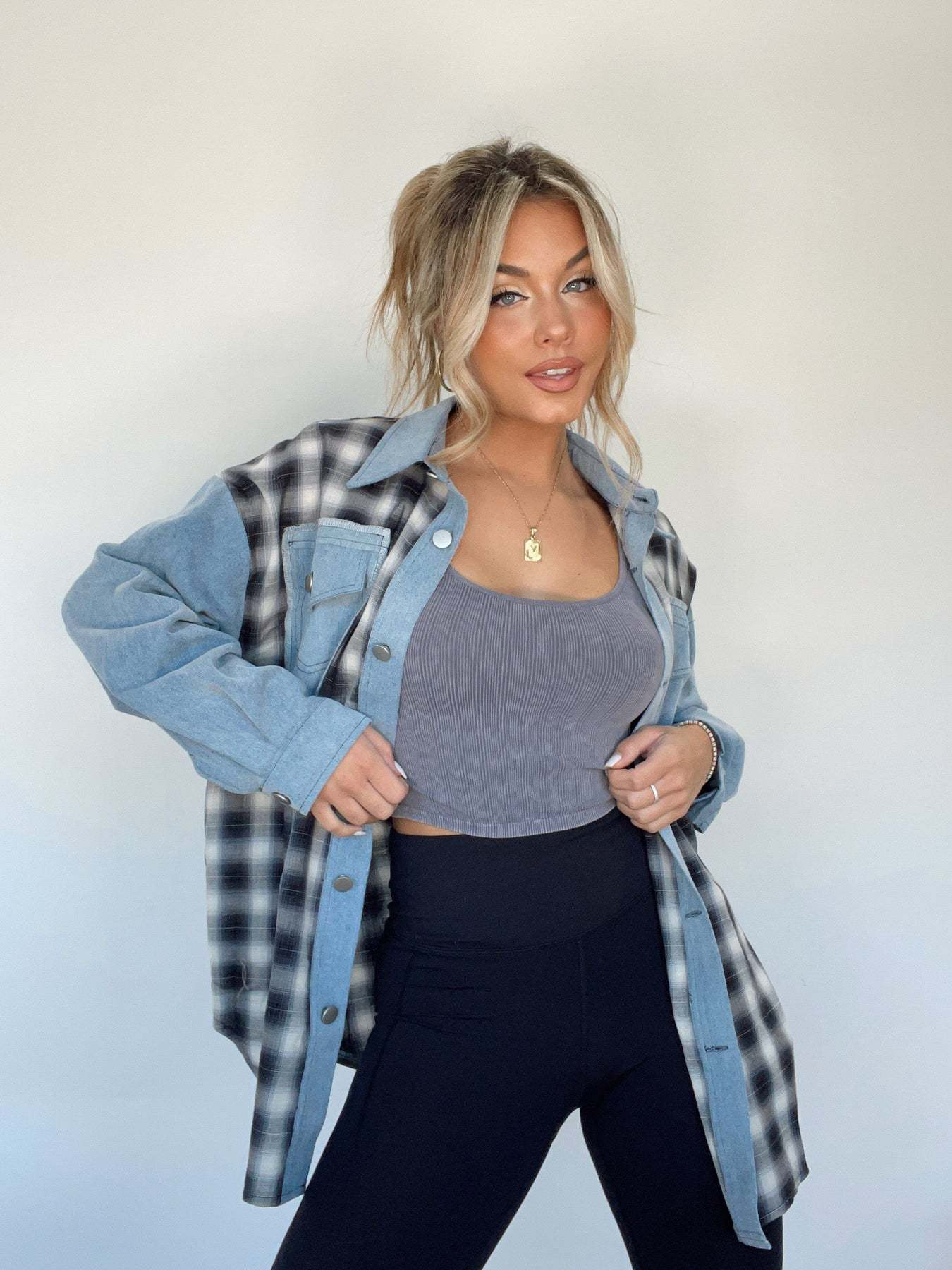 Karierte Denim-Bluse mit Knopfleiste für Damen - Image 2