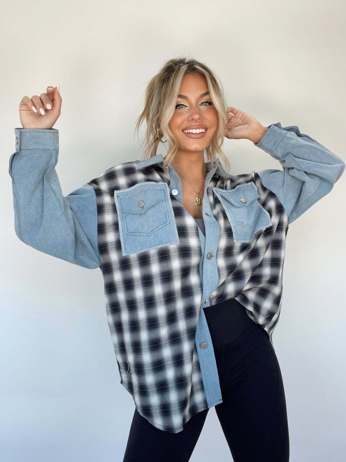 Karierte Denim-Bluse mit Knopfleiste für Damen - Image 3