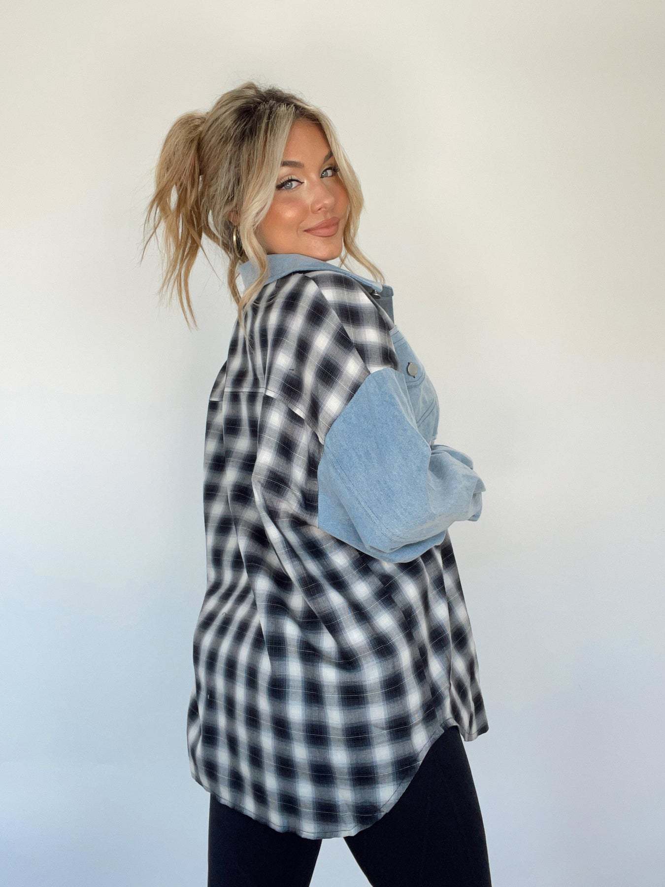 Karierte Denim-Bluse mit Knopfleiste für Damen - Image 4